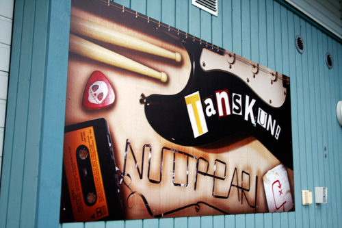 Mainoslevy – nuoppari